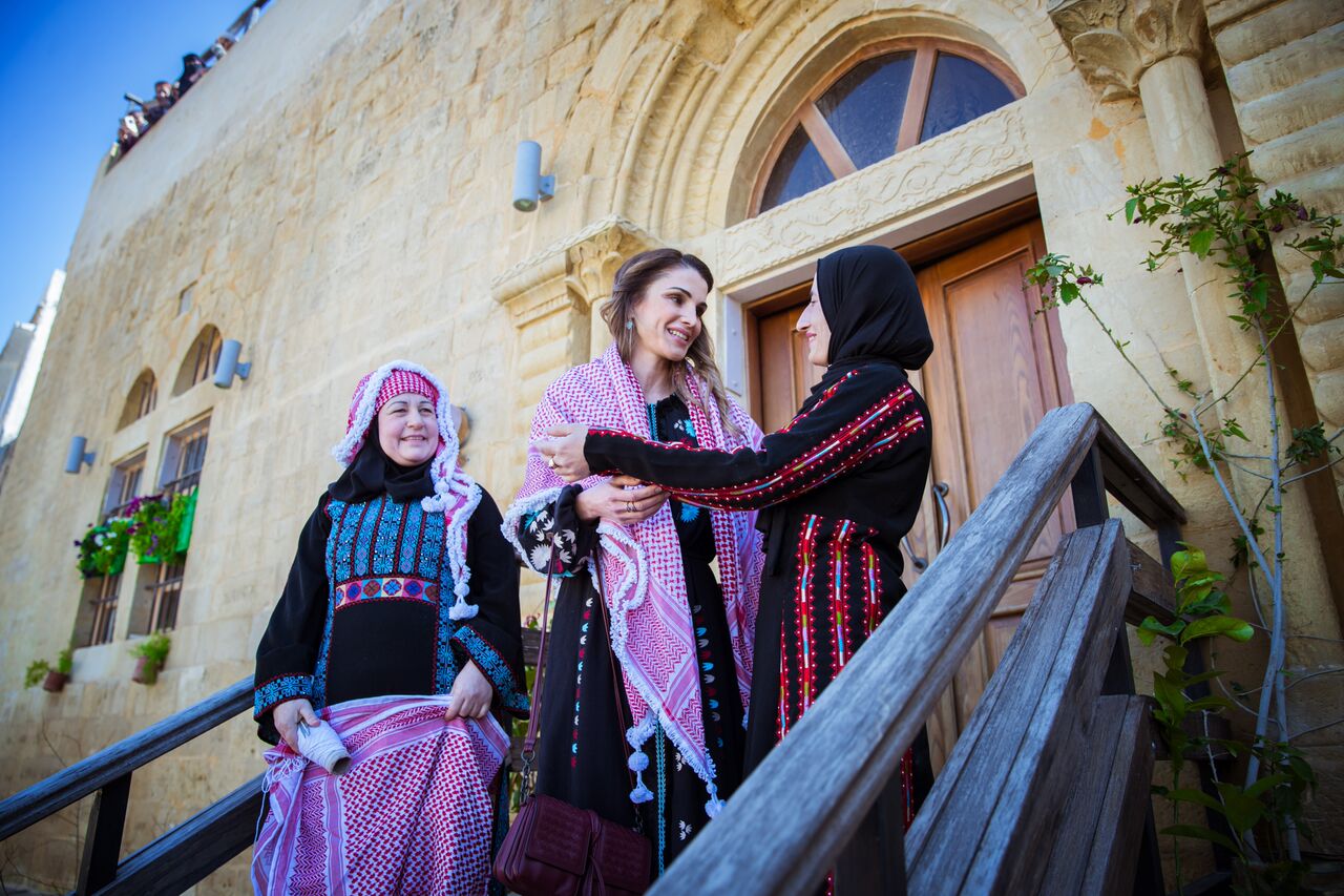  الملكة رانيا تطلع على مشاريع ابداعية من التراث الأردني خلال زيارة إلى السلط  السلط، الأردن / 6 شباط 2017